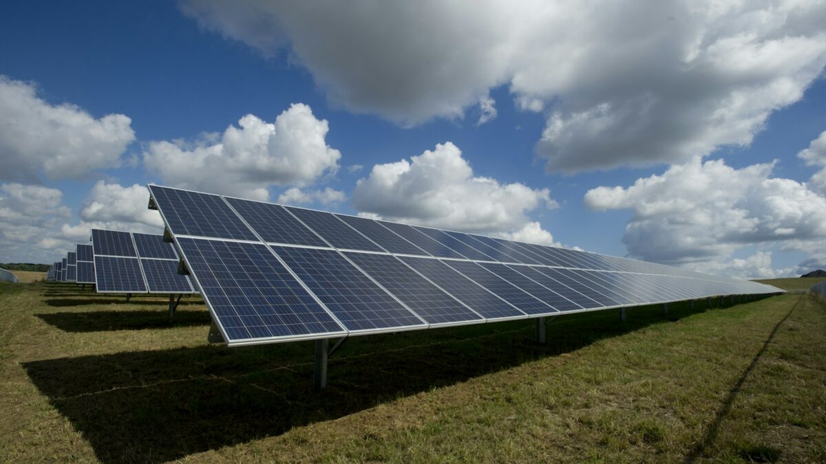 Terugleverkosten zonnepanelen: wat betaal je en hoe voorkom je het?