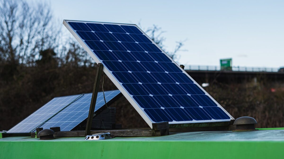 Zonnepanelen schoonmaken: zo doe je het